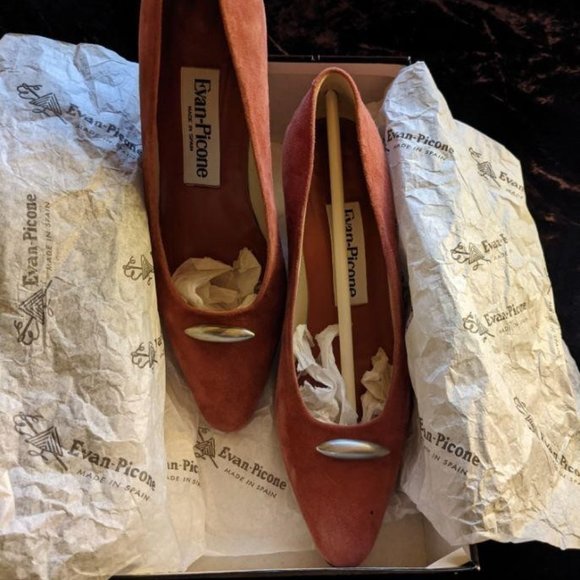 Vintage 1980s Designer Evan-Picone Suede 2-1/4" Heels Pumps, Pewter Accent 7.5 - Picture 3 of 16